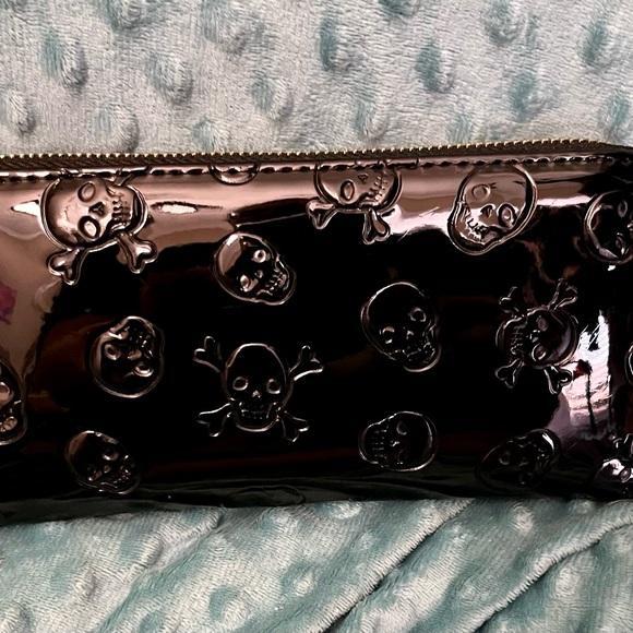 NWOT skull wallet with bracelet - Picture 2 of 3